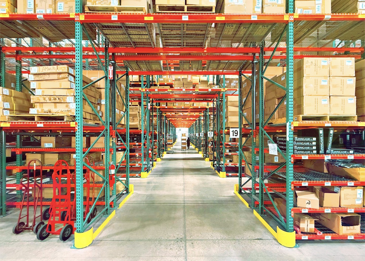 Wholesale goods storage — organised product management